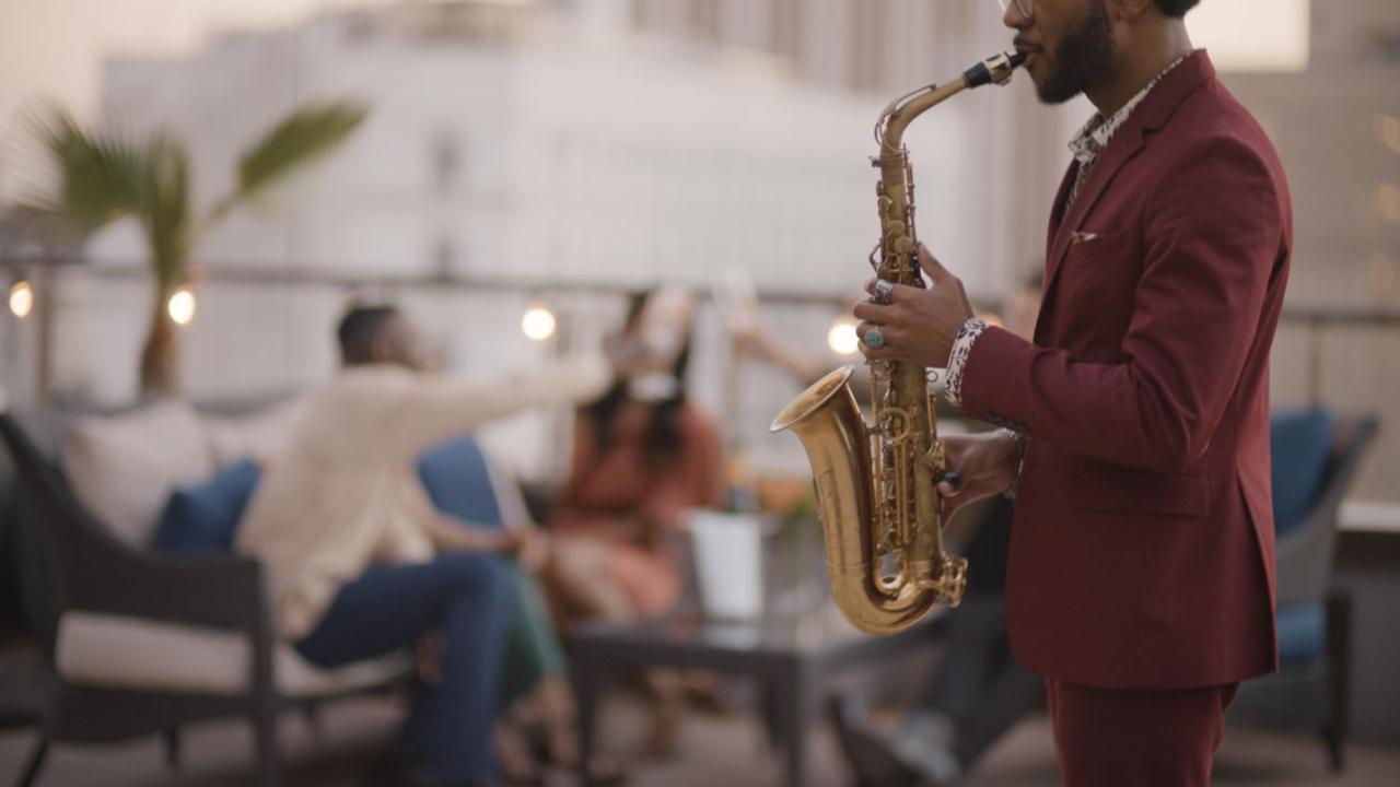 Nopsi Hotel New Orleans Exterior photo A saxophone player at a party