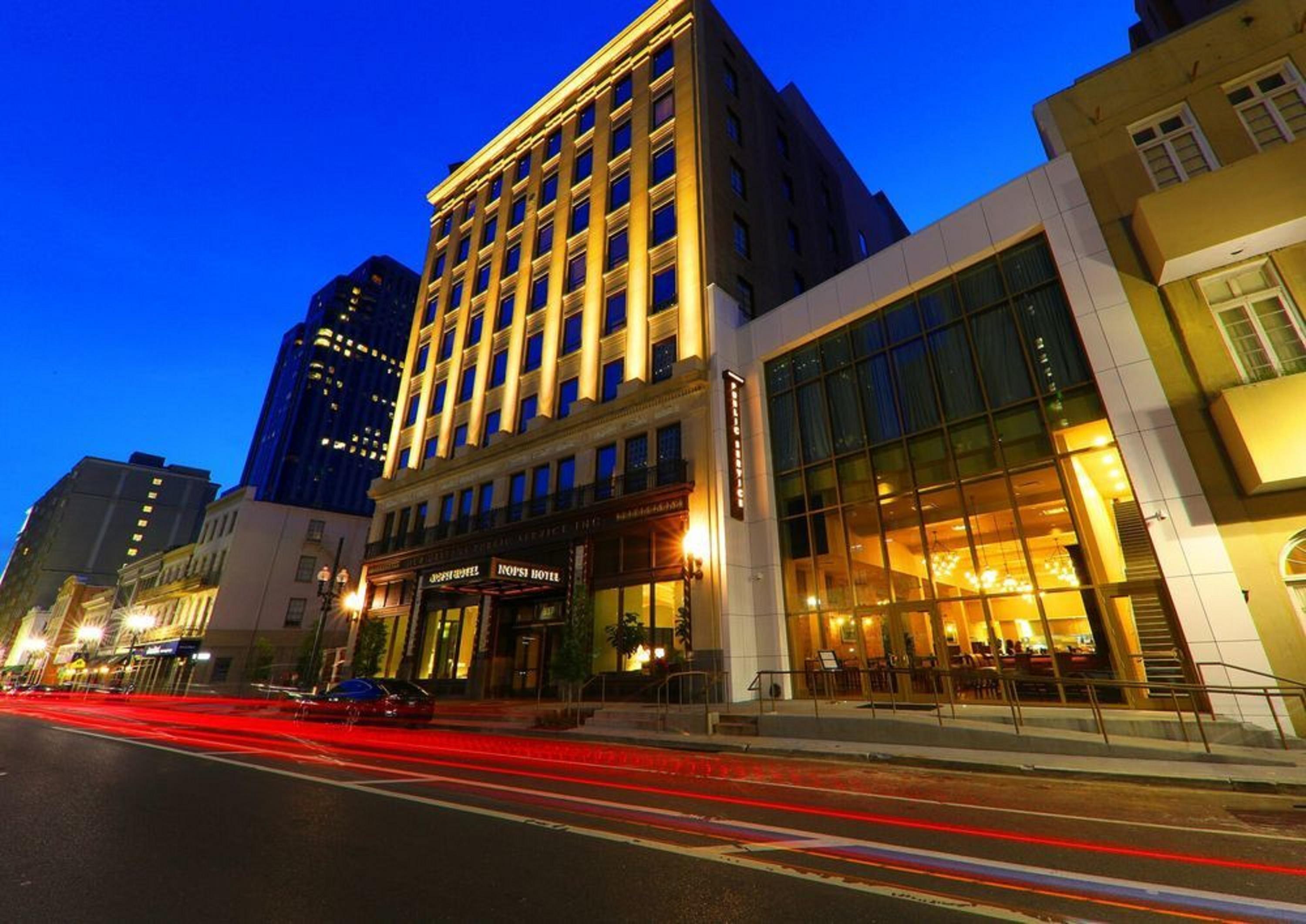 Nopsi Hotel New Orleans Exterior photo The hotel at night