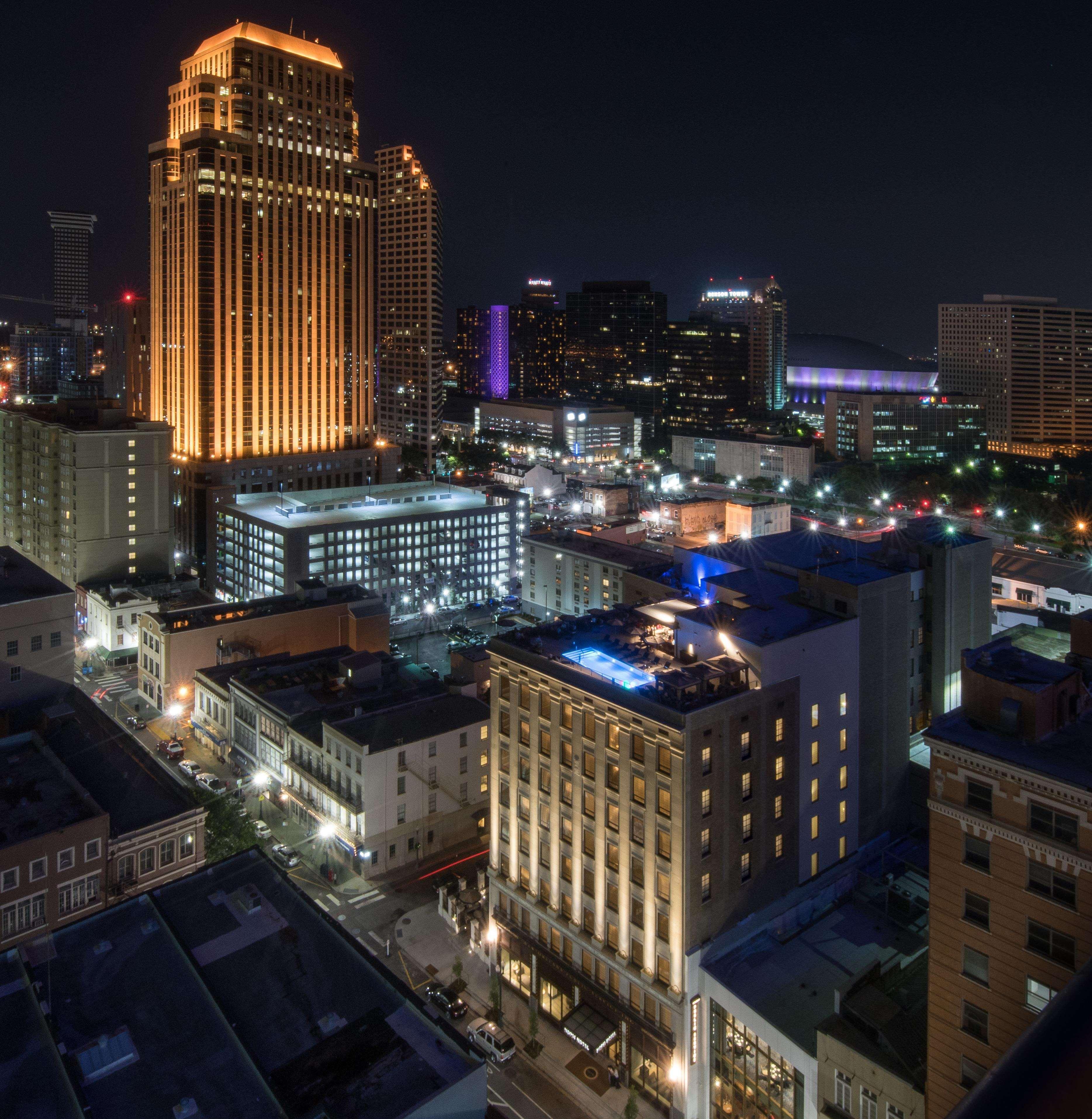 Nopsi Hotel New Orleans Exterior photo The building at night